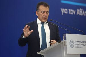 Στροφή 180 μοιρών από την κυβέρνηση: Δεν απαιτείται κοινή παρουσία Γιαννακόπουλου – Αγγελόπουλων στο υπουργείο