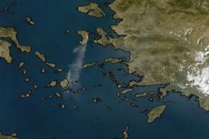 Η φωτιά στην Χίο όπως φαίνεται από δορυφόρο – Έφτασαν στις Κυκλάδες οι καπνοί