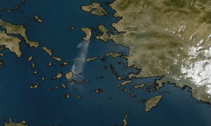 Η φωτιά στην Χίο όπως φαίνεται από δορυφόρο – Έφτασαν στις Κυκλάδες οι καπνοί