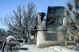 Παλαιά Φώκαια: Η συγκλονιστική στιγμή που πυροσβέστης ανεβαίνει στη σκεπή φλεγόμενου σπιτιου