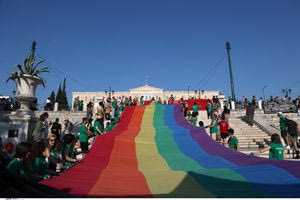 Χιλιάδες πολίτες κατέκλυσαν το Σύνταγμα με πολύχρωμες σημαίες και ρούχα για το Athens Pride – «Έφοδος» της Λουκά στην παρέλαση