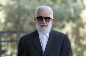 Δίκη Πέτρου Φιλιππίδη: Σόου με έναν παπά να εισβάλει στο δικαστήριο και να φιλά τον κατηγορούμενο