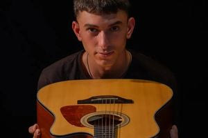 Στέλιος Περογιαννάκης: Από την κιθάρα στην υποκριτική και τη στρατιωτική θητεία – Το ταξίδι ενός νέου καλλιτέχνη