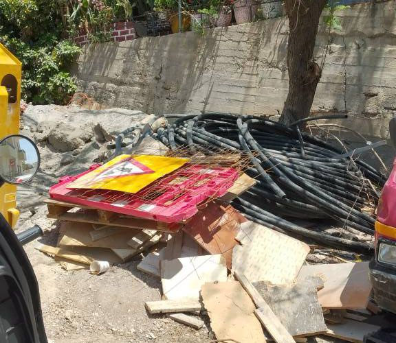Ηράκλειο: Με χώματα και μηχανήματα έφραξαν τις ρίζες δέντρου