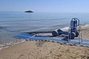 Απόλυτα προσβάσιμη για τα ΑμεΑ η Δημοτική Ακτή Καρτερού