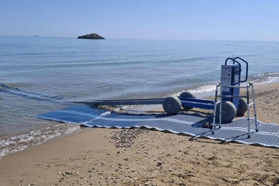 Απόλυτα προσβάσιμη για τα ΑμεΑ η Δημοτική Ακτή Καρτερού
