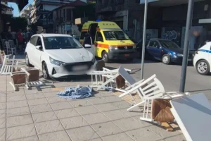 Αγρίνιο: Αυτοκίνητο ανέβηκε σε πεζοδρόμιο και «σάρωσε» τραπεζοκαθίσματα