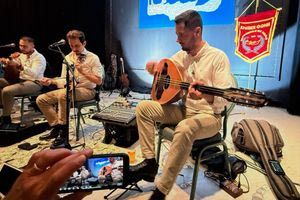 Με δολάρια  «καλύφθηκαν» τα πόδια του λυράρη