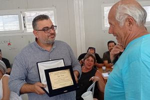 Η τελευταία εξίσωση ενός σπουδαίου καθηγητή: Το Γυμνάσιο Αρκαλοχωρίου αποχαιρέτησε τον Ανέστη Κουκουρίκο