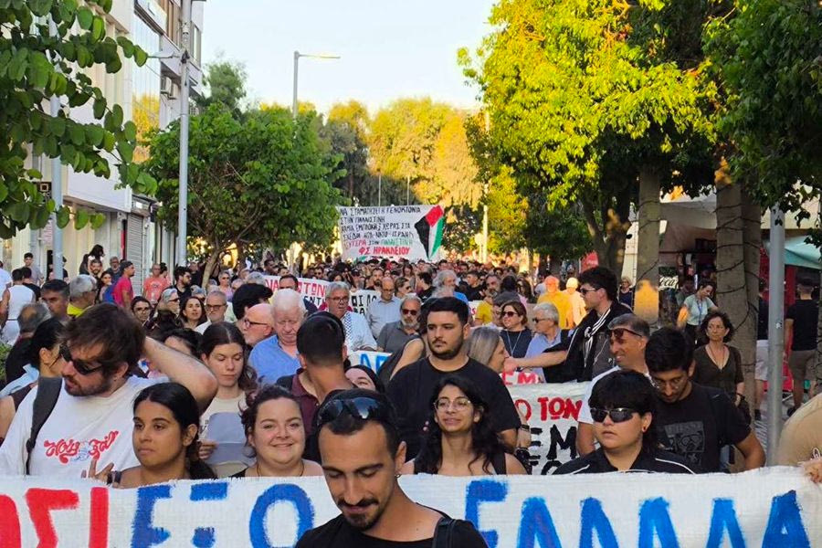 Ηράκλειο: Μεγάλη συμμετοχή στο αντιπολεμικό συλλαλητήριο (φωτογραφίες)