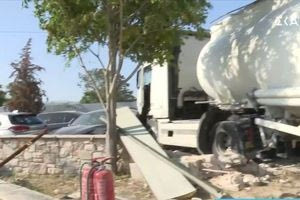 Μενίδι: Βυτιοφόρο «καρφώθηκε» σε μάντρα αυτοκινήτων – Στο νοσοκομείο ένας τραυματίας