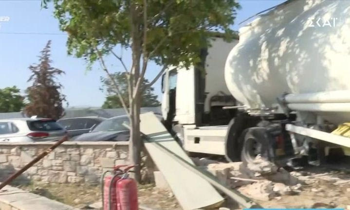 Μενίδι: Βυτιοφόρο «καρφώθηκε» σε μάντρα αυτοκινήτων – Στο νοσοκομείο ένας τραυματίας