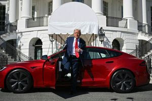 ΗΠΑ: Ο Τραμπ πουλάει το αυτοκίνητο Tesla που του δώρισε ο Μασκ