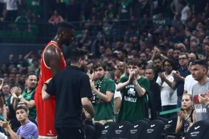 Παναθηναϊκός – Ολυμπιακός: Αποθεώθηκε ο Φαλ από τους φίλους των “πρασίνων” όταν αποχώρησε τραυματίας (vid)