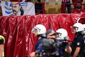 Ολυμπιακός – Παναθηναϊκός: Γέμισε ελληνικές σημαίες το ΣΕΦ – Το πανό με τον Κολοκοτρώνη