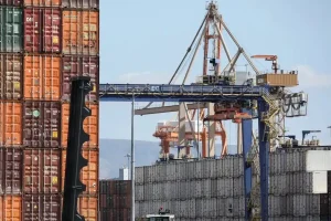 Μικρή μείωση στο εμπορικό έλλειμμα Απριλίου με πτώση εξαγωγών και εισαγωγών