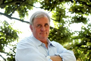 Πέθανε ο εμβληματικός συγγραφέας της queer λογοτεχνίας, Έντμουντ Γουάιτ