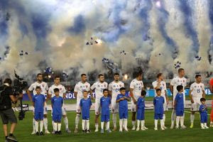 Εντυπωσιακή ατμόσφαιρα στο Παγκρήτιο με 20.000 φιλάθλους και κρητικούς χορούς