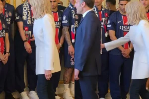 Γαλλία: Η στιγμή που παίκτης της Παρί Σεν Ζερμέν κοιτάζει επίμονα την Μπριζίτ Μακρόν