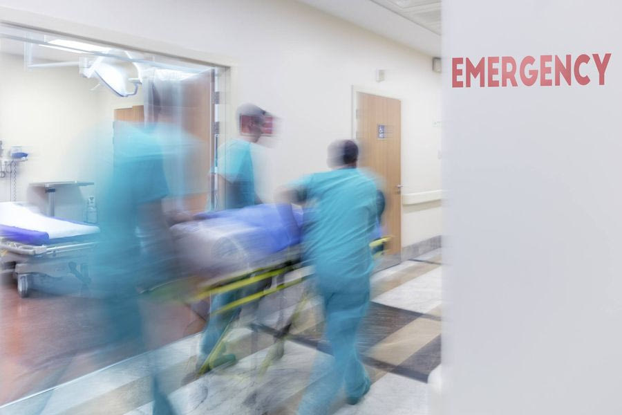 Συνωστισμός στο ΠΑΓΝΗ: Αγώνας δρόμου για την περίθαλψη ντόπιων και τουριστών