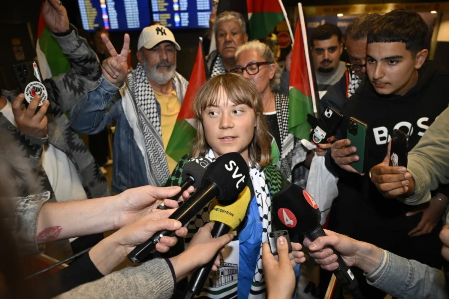 Η Γκρέτα Τούνμπεργκ έφτασε στη Γαλλία μετά την απέλασή της – «Μας απήγαγε το Ισραήλ σε διεθνή ύδατα»