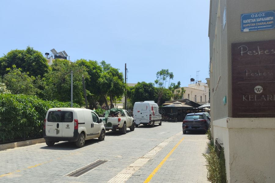 Πεζόδρομος ή πάρκινγκ;