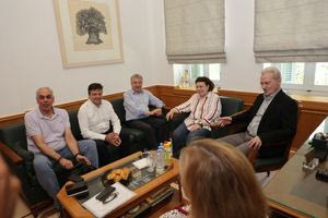 Στο Ηράκλειο η Λίνα Μενδώνη – Ξεκινάει η σύσκεψη στην Περιφέρεια