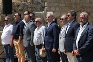 Ο Δήμαρχος Ηρακλείου Αλέξης Καλοκαιρινός στην εκδήλωση τιμής και μνήμης για τους φυλακισμένους στη Στοά Μακάσι