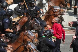 ΗΠΑ: Διαδηλώσεις κατά του Τραμπ με 5 εκατ. κόσμο κι έναν σοβαρά τραυματία από πυρά αστυνομικού