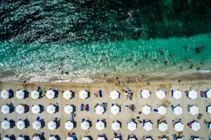 Δημοσκόπηση Alco: Το 49% των Ελλήνων θα πάει φέτος διακοπές – Οι μισοί σε εξοχικό ή σε φιλικό σπίτι