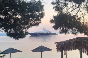 O σεΐχης του Κατάρ έφθασε και φέτος στη Σκιάθο με την υπερπολυτελή θαλαμηγό «Al Mirqab»