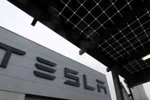 «Κατρακυλά» η μετοχή της Tesla μετά την σύγκρουση Έλον Μασκ και Ντόναλντ Τραμπ