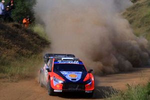 ΕΚΟ Ράλλυ Ακρόπολις: Ο Τάνακ οδηγεί την κούρσα – Εγκατέλειψε με θερμοπληξία ο Σερδερίδης