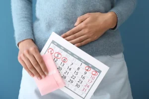 Τι μπορεί να δείχνει η ημερομηνία της πρώτης περιόδου για την υγεία μιας γυναίκας