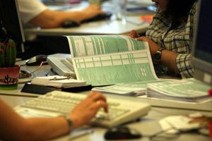 Η μισή Ελλάδα χρωστάει στην Εφορία – Με τηλέφωνα και SMS θα πιέζουν τους οφειλέτες