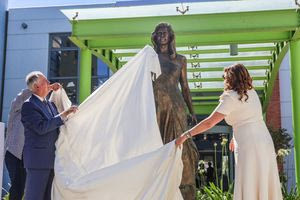 Τελέστηκαν τα αποκαλυπτήρια του αγάλματος της Μαριάννας Βαρδινογιάννη στο προαύλιο του Ογκολογικού Νοσοκομείου Παίδων