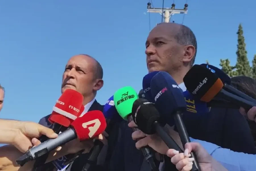 Οι αδερφοί Αγγελόπουλοι στο γραφείο του Γιάννη Βρούτση: «Δεν δεχόμαστε την εξομοίωση με τον Γιαννακόπουλο»