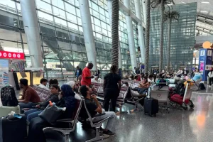 Ιράν: Άνοιξε ο εναέριος χώρος αλλά μόνο για διεθνείς υπερπτήσεις – Παραμένουν κλειστά τα αεροδρόμια της Τεχεράνης