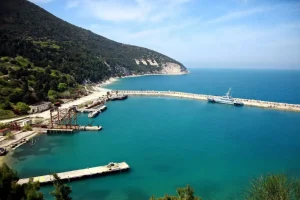 Το «Νησί των Τραμπ»: Ιβάνκα και Τζάρεντ Κούσνερ επενδύουν 1,4 δισ. δολάρια για πολυτελές θέρετρο στο νησί Sazan στην Αλβανία