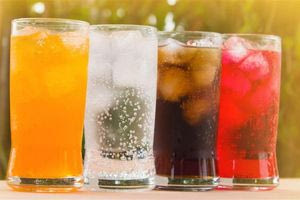 Τα αναψυκτικά και οι φρουτοχυμοί με ζάχαρη είναι χειρότερα για την υγεία από τα γλυκά
