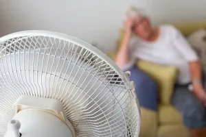 Φτιάξε το δικό σου κλιματιστικό: Ο ανεμιστήρας με πάγο που δροσίζει το δωμάτιο