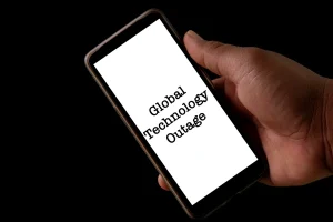 Politico: Τι θα συμβεί στην Ευρώπη αν ο Τραμπ της τραβήξει την «πρίζα» του ίντερνετ