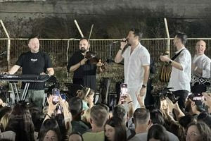 Κωνσταντίνος Αργυρός: Πήγε σε πανηγύρι στην Τήνο και ξεσήκωσε το κοινό τραγουδώντας νησιώτικα – Βίντεο