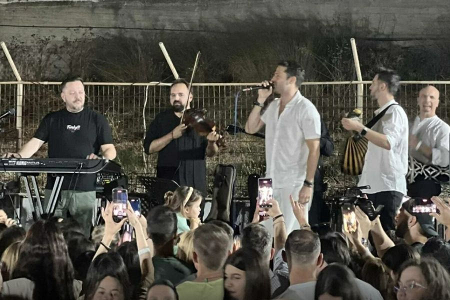 Κωνσταντίνος Αργυρός: Πήγε σε πανηγύρι στην Τήνο και ξεσήκωσε το κοινό τραγουδώντας νησιώτικα – Βίντεο