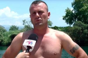 Άρτα: «Συγγνώμη που δεν κατάφερα να σε σώσω» – Το συγκλονιστικό μήνυμα στην κηδεία του 14χρονου από τον άνδρα που βούτηξε στον Άραχθο