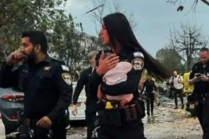 Ισραήλ: Μωρό τριών μηνών ανασύρθηκε ζωντανό από τα συντρίμμια του σπιτιού του μετά τον βομβαρδισμό του Ιράν