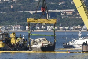 Ανασύρθηκε από τον βυθό του Παλέρμο το Bayesian 10 μήνες μετά το ναυάγιο