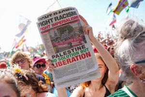 BBC: Λυπάται για την εμφάνιση των Bob Vylan μετά τα συνθήματα υπέρ της Παλαιστίνης