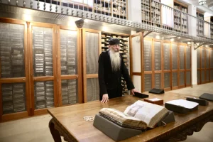 Μέσα στην πιο αθέατη βιβλιοθήκη της Ορθοδοξίας: Ο θησαυρός του Σινά με τα 3.500 σπάνια χειρόγραφα