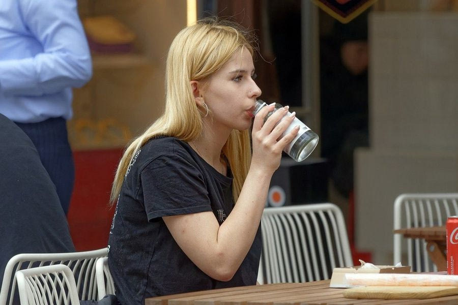 Καύσωνας: Γιατρός αποκαλύπτει το ρόφημα που μας ενυδατώνει καλύτερα